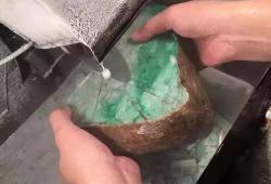翡翠原石的三种切割方法图解(翡翠原石冰种有哪些种类)